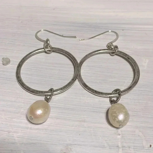 Silver tone hammered hoop dangle drop pearl pierced wire hook earrings - Picture 4 of 10